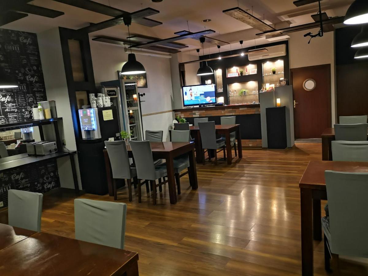 Hotel 1 Плоцк Екстериор снимка