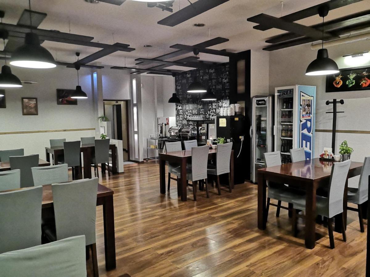 Hotel 1 Плоцк Екстериор снимка