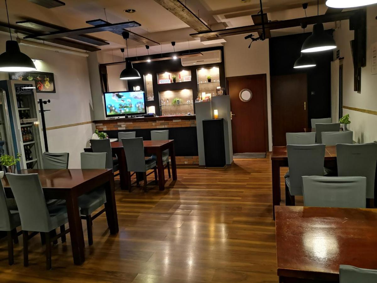 Hotel 1 Плоцк Екстериор снимка